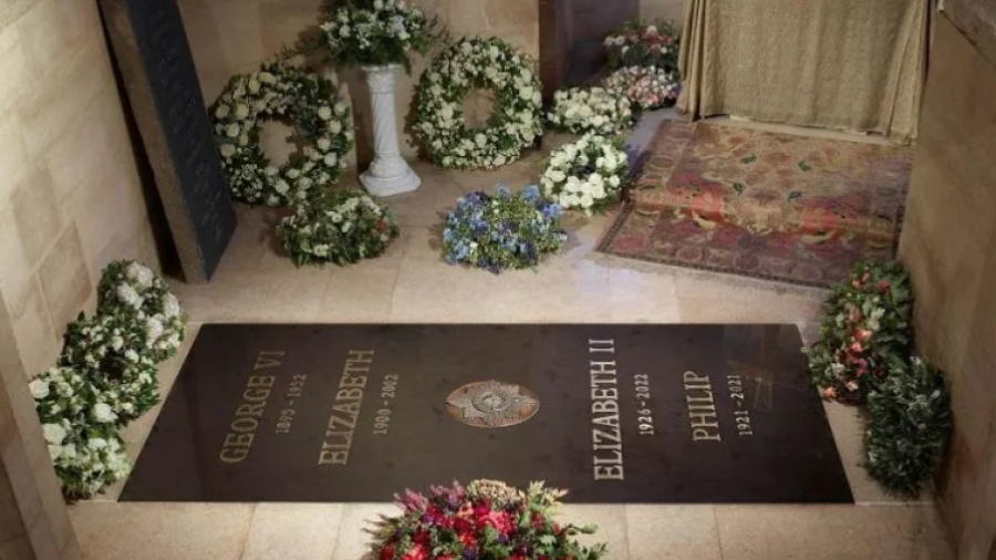 Incluyen el nombre de Isabel II en la lápida real de Windsor