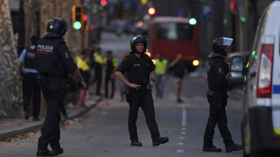 Abaten en Barcelona a hombre que llevaba cinturón de explosivos 