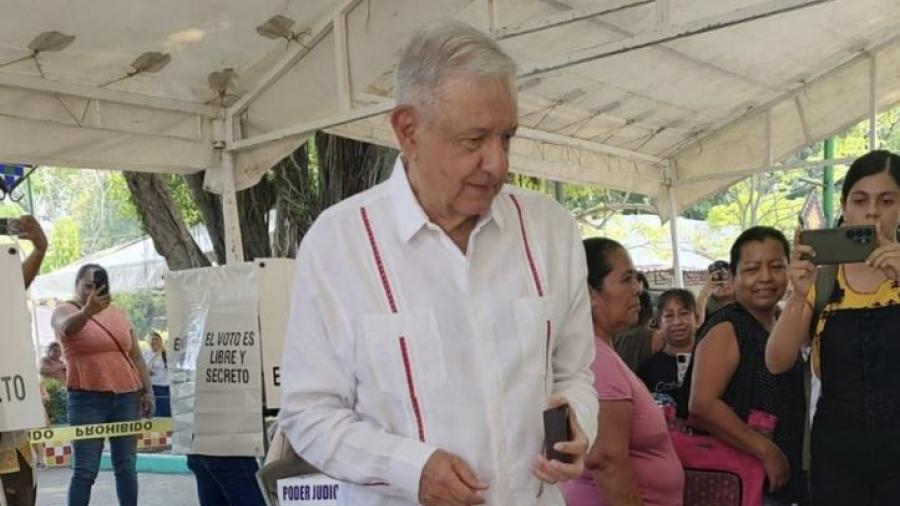 AMLO acude a votar en la Elección Judicial 
