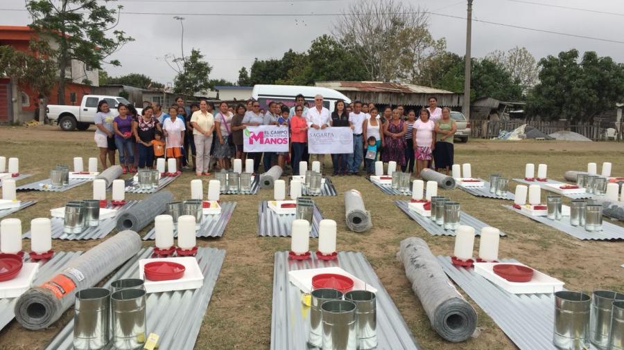 Diputada entrega apoyos en el Chispus