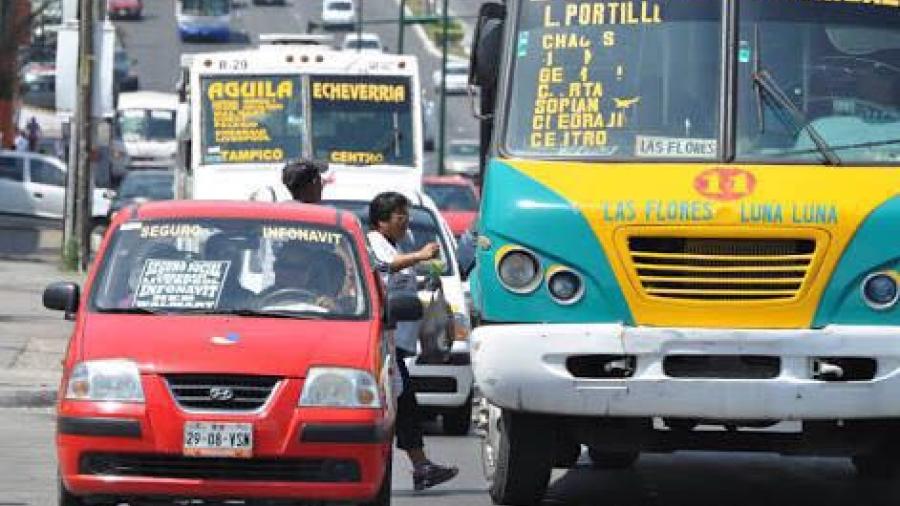 Anuncian transportistas paro de labores para el lunes 24 de abril