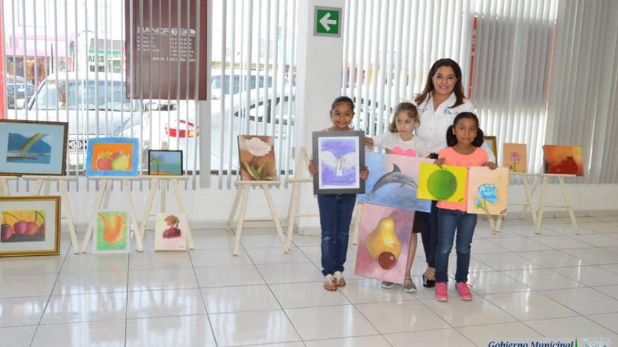 Felicita Alcaldesa a niñas talentosas de la Casa de la Cultura