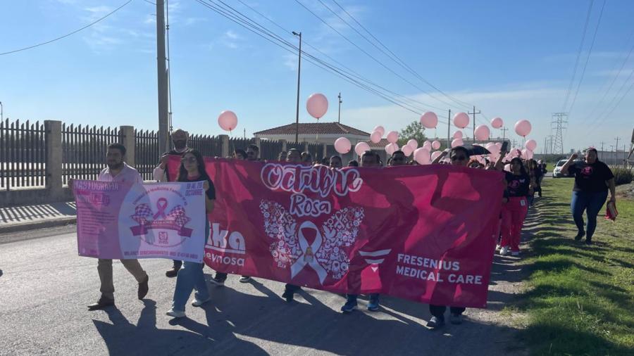 Caminan mujeres para concientizar sobre el cáncer de mama