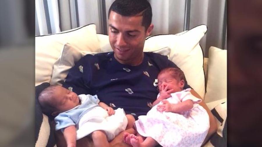 Cristiano Ronaldo presenta a sus mellizos