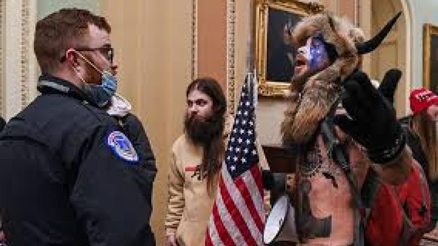 Activista que se disfrazó de guerrero sioux durante ataque el Capitolio se declara culpable