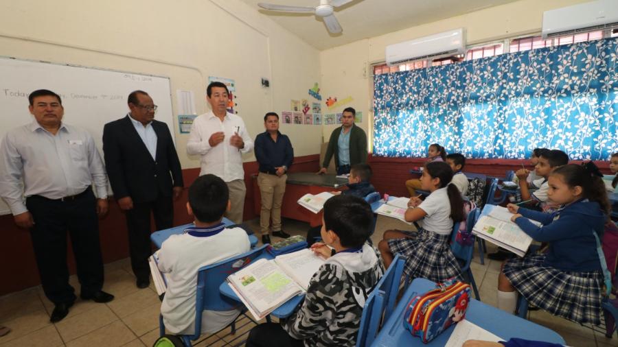 Entrega Alcalde Mario López apoyos a instituciones educativas