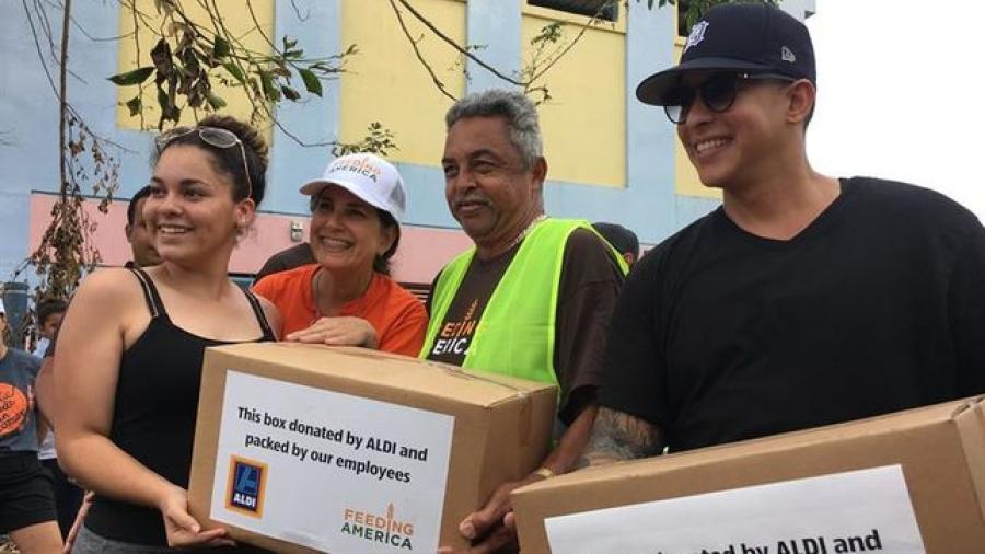 Daddy Yankee entrega 400 cajas de alimentos en Puerto Rico