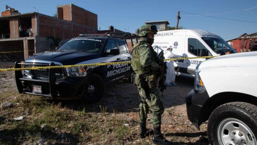 Encuentran 11 cadáveres en fosa clandestina en Michoacán