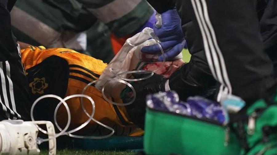 Raúl Jiménez es trasladado al hospital tras sufrir fuerte choque de cabeza con David Luiz