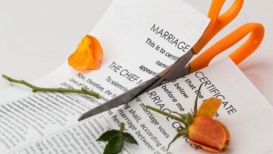 Le pide divorcio a su esposa porque es ‘fea’ sin maquillaje