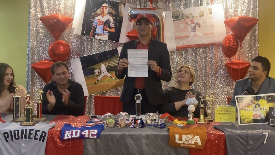 David López firma con universidad WC 