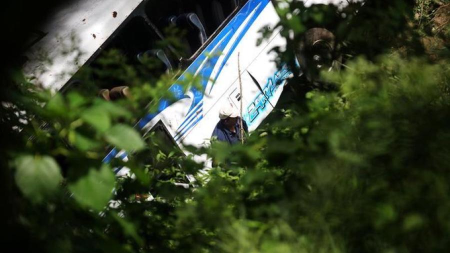 Mueren siete personas al caer autobús a un precipicio en El Salvador