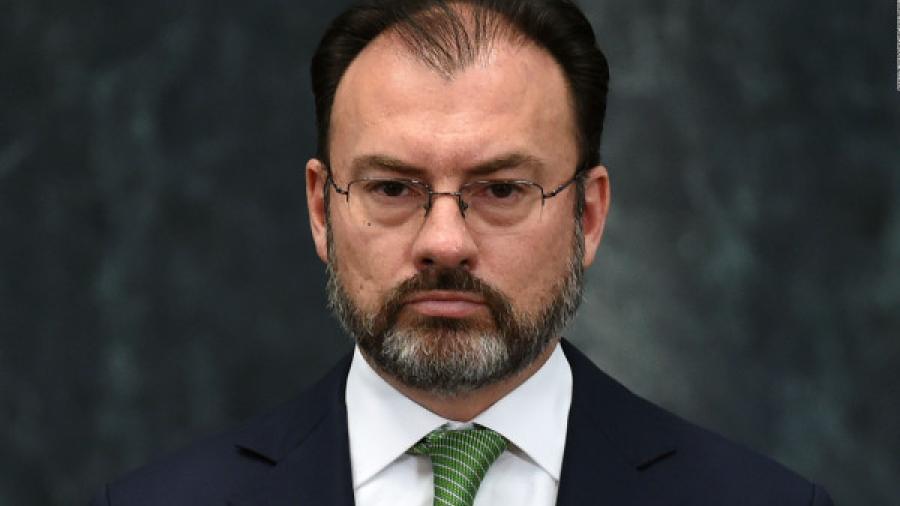 Videgaray entrega acta de nacimiento en consulado de México en NY