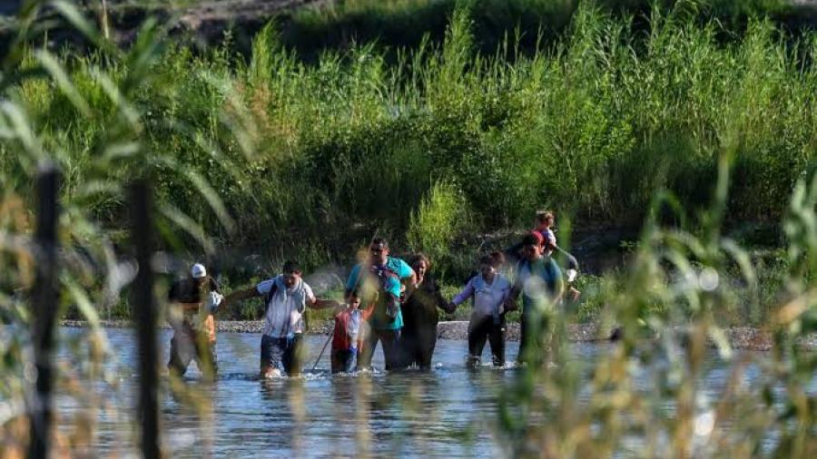 Mueren ocho migrantes tratando de cruzar el Río Grande