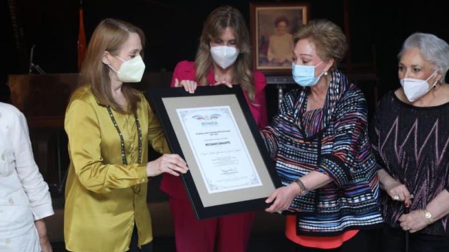 Recibe Casa de la Cultura reconocimiento hecho a su Fundadora 