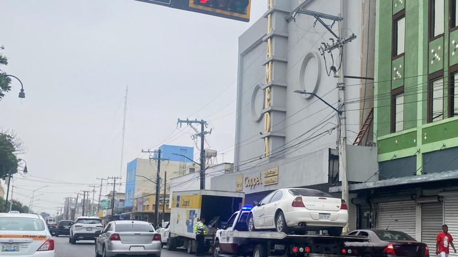 Retiran autos abandonados en vía pública