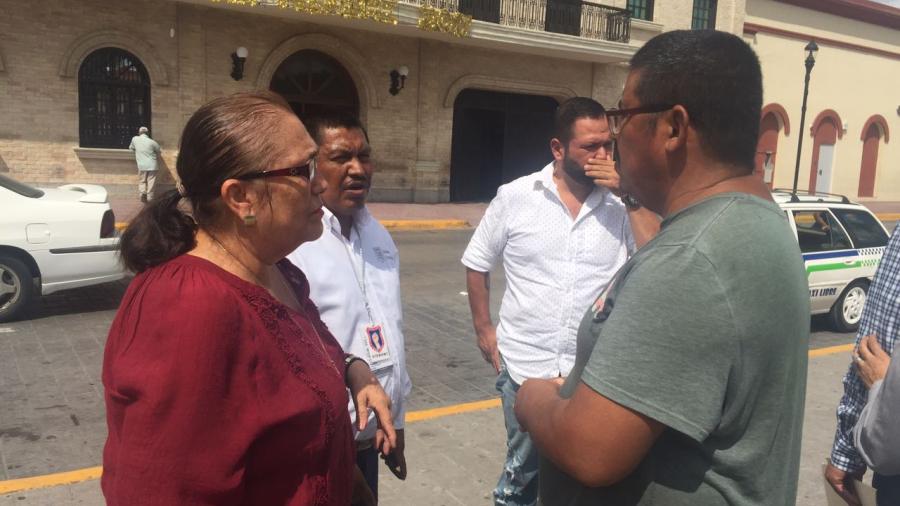 Empleados reclaman vales de despensa al municipio