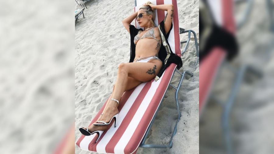 Lady Gaga presume su figura en diminuto bikini