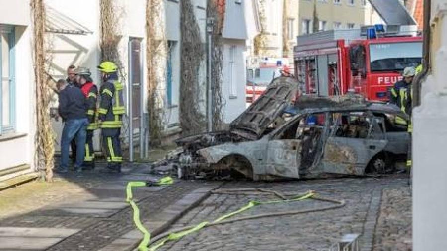 Explota coche cargado con balones de gas propano en el ayuntamiento de Verden, Alemania