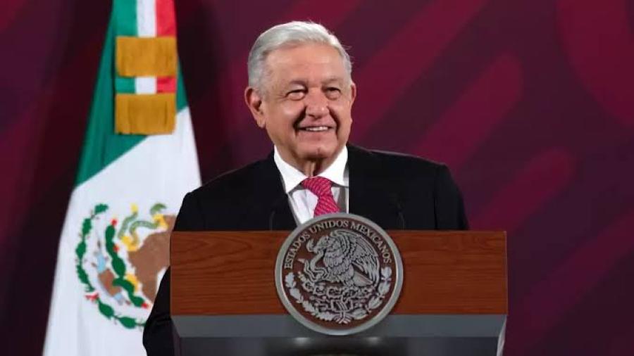AMLO felicita a los padres en su día