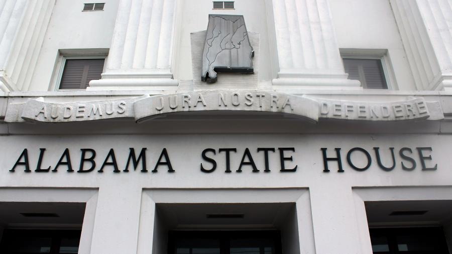 Ley de Alabama protege derechos parentales de violadores