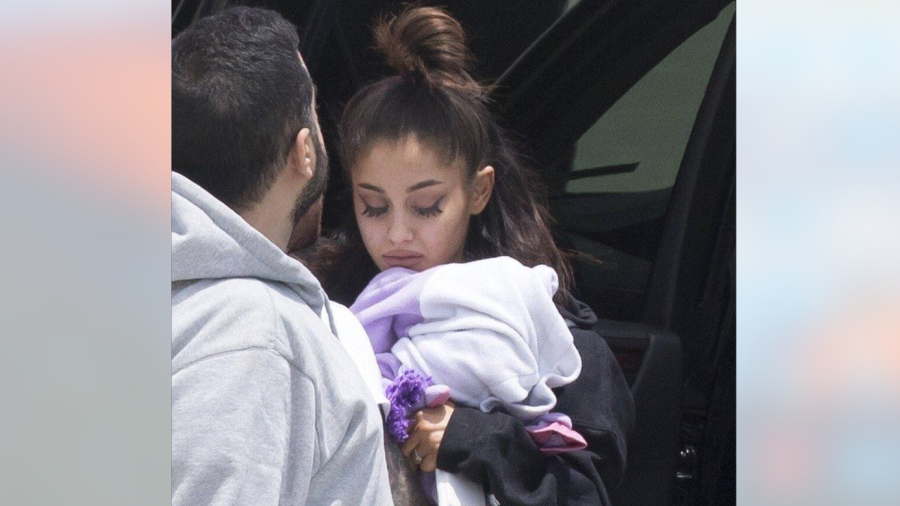 Captan a Ariana Grande llegando a EU después de atentados