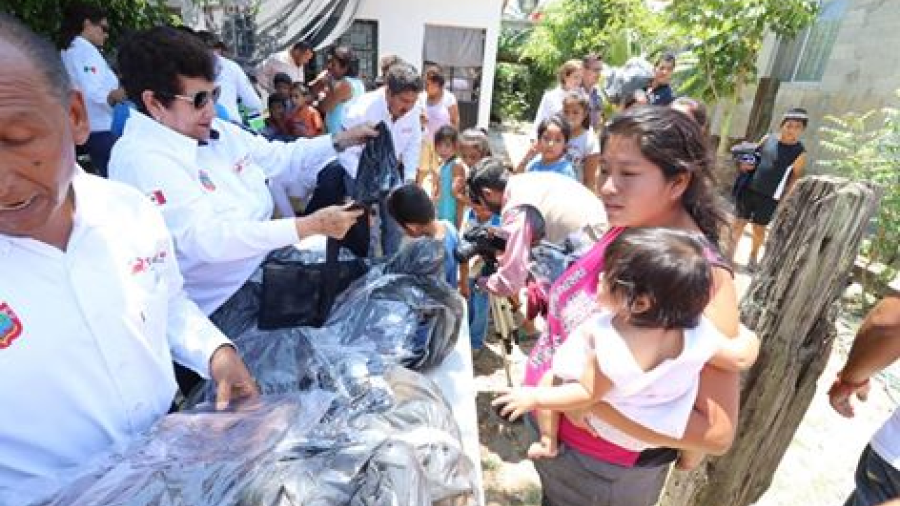 Benefician con ropa, calzado a familias de Tampico