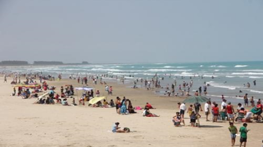 Playa Tesoro se quedará abierta hasta que finalice temporada de calor 