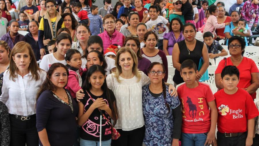 Entrega Aida Feres de Nader Becas a Alumnos “Sin Límites”
