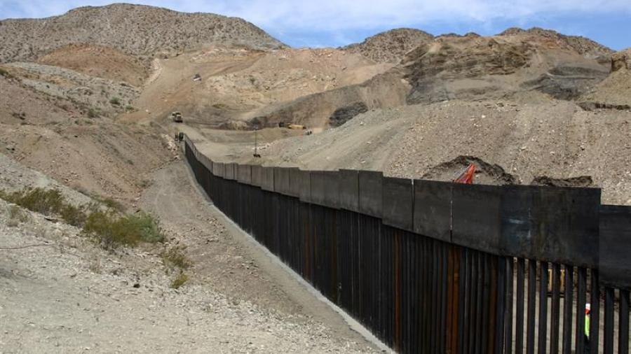 Otorgan contrato millonario para muro fronterizo en Texas