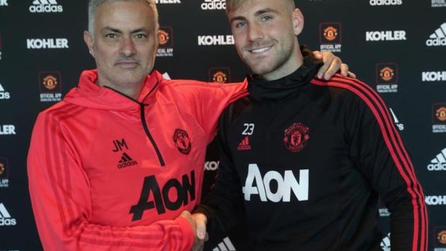 Luke Shaw extiende contrato con Manchester United