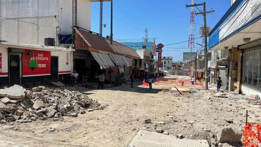 Trabajos de pavimentación traen perdidas de 90% a comerciantes de la peatonal Hidalgo