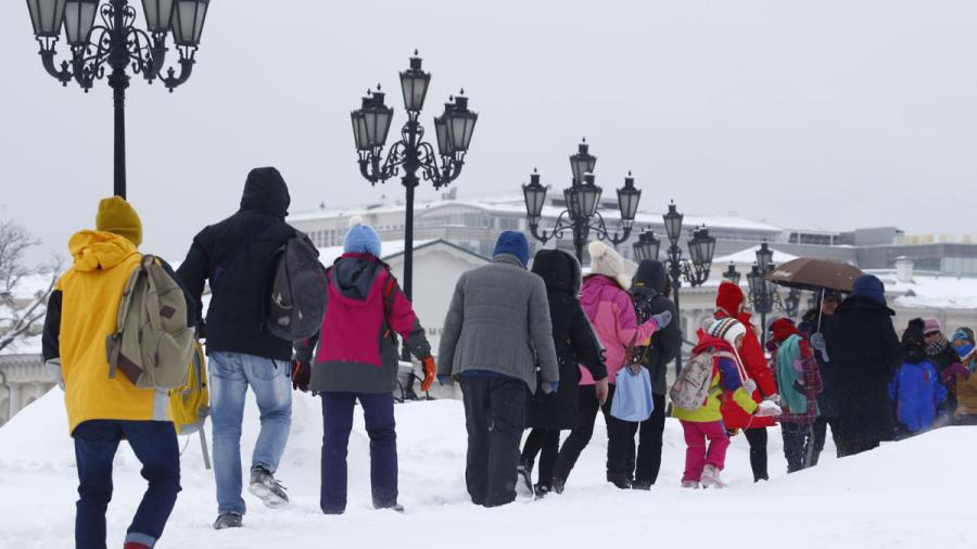 Brindan ayuda tras nevada en Moscú