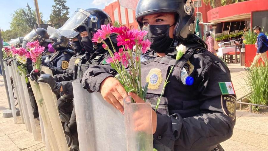 8M: Feministas regalan flores a mujeres policías durante marcha