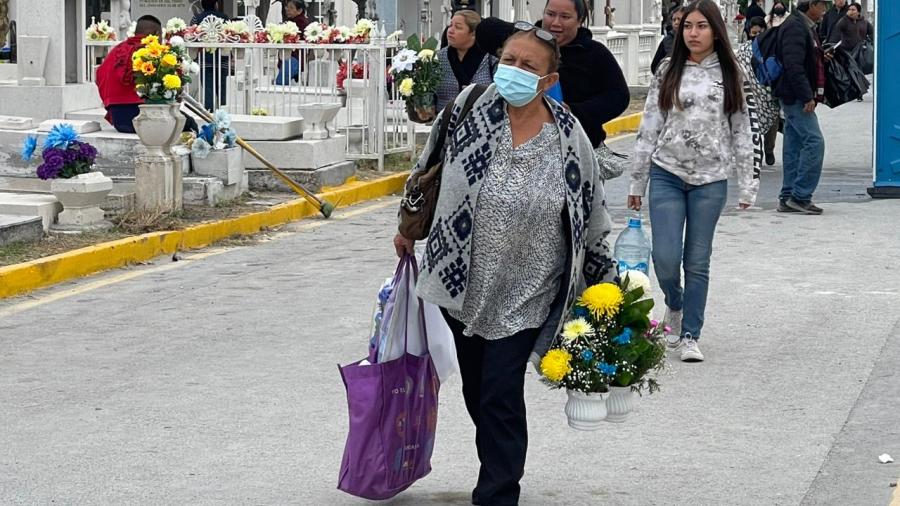 Familia asisten a visitar a sus fieles difuntos