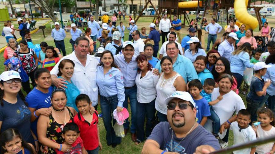 Alcalde de Nuevo Laredo celebra con familia domingo de pascua