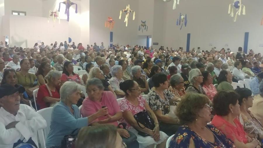 Previo al Día del Abuelo, más de mil abuelitos festejan su día