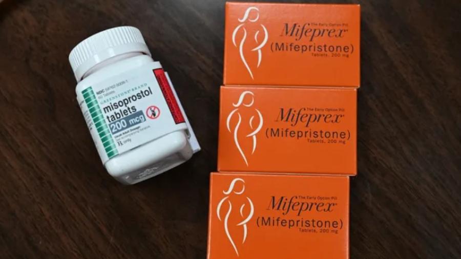 Juez federal en Texas  suspende aprobación de la mifepristona, píldora abortiva con medicamentos.
