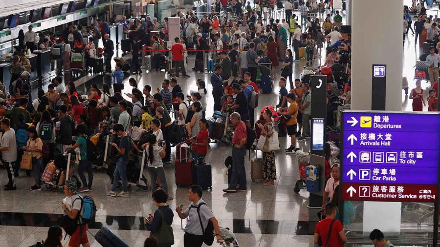 Más de 300 vuelos cancelados en Hong Kong tras manifestaciones