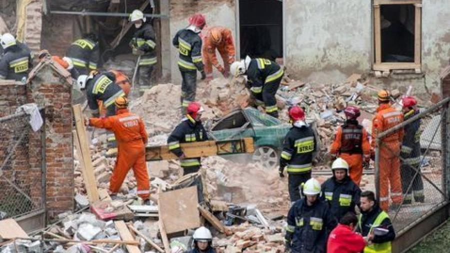 Mueren 6 personas tras derrumbarse edificio en Polonia