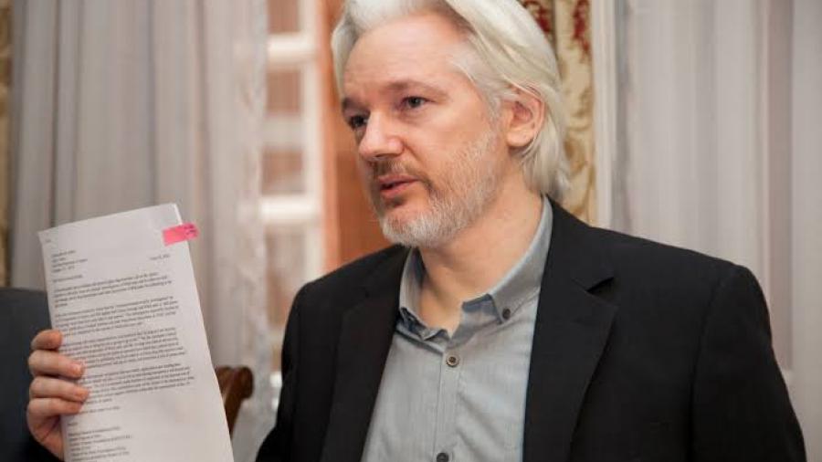 Julian Assange se declara culpable y queda en libertad