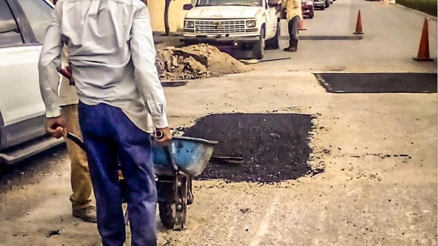 Reparan baches en 50 colonias de Nuevo Laredo