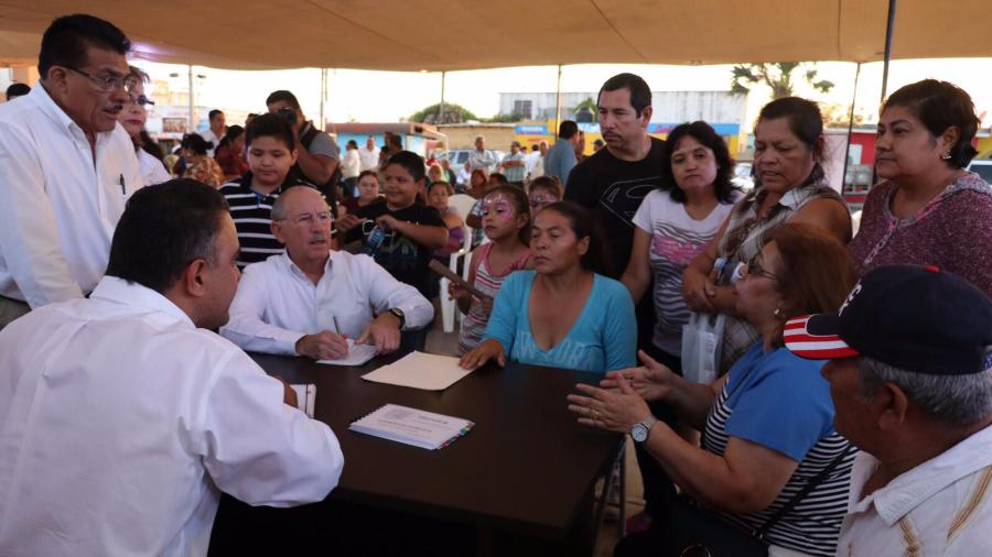 Escucha y atiende Jesús de la Garza a los habitantes de Villa Las Torres