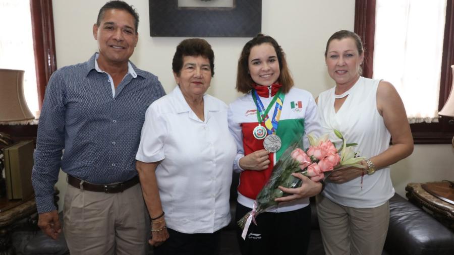 Reconoce Magdalena Peraza a Leida Damaris Juárez Aladro
