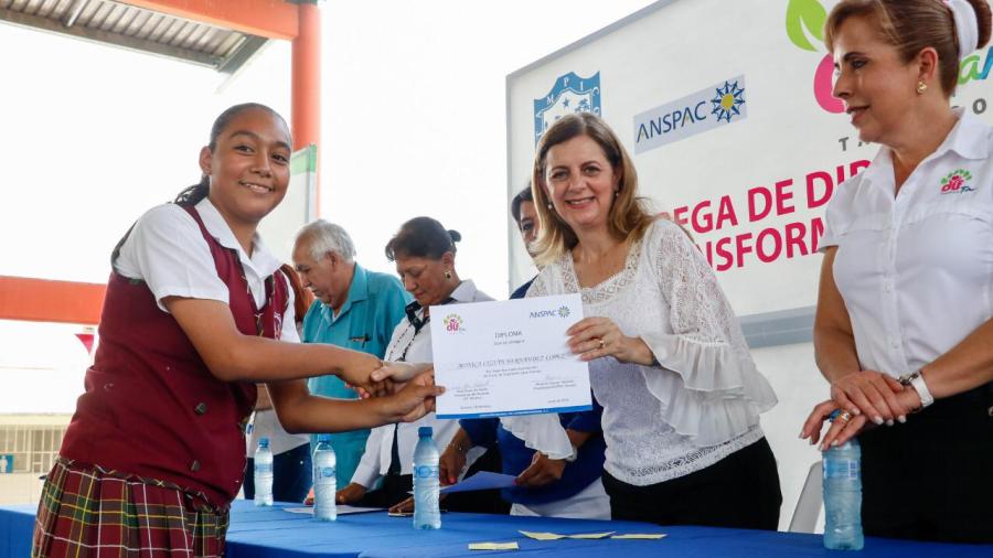 Impulsa Aida Feres de Nader cursos de formación a los alumnos de primaria