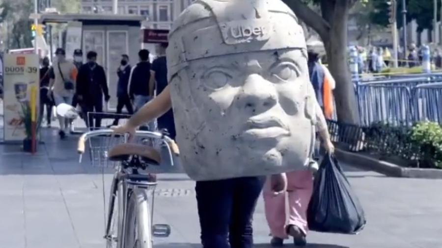 Repartidor utiliza mochila con forma de cabeza olmeca