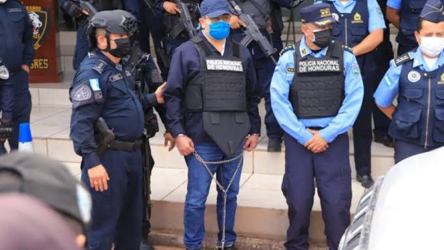 Detienen al expresidente de Honduras; EU pide su extradición 