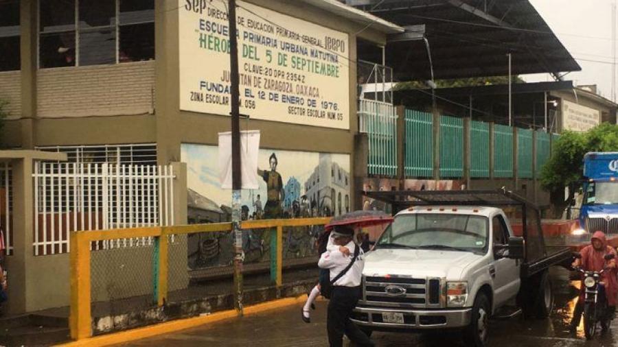 Fuertes lluvias causan suspensión de clases en Oaxaca