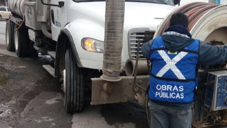 Desazolvan la red sanitaria Vactors del Municipio