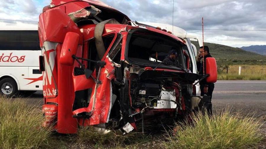 Tr&aacute;iler con 20 migrantes sufre volcadura en Chihuaha